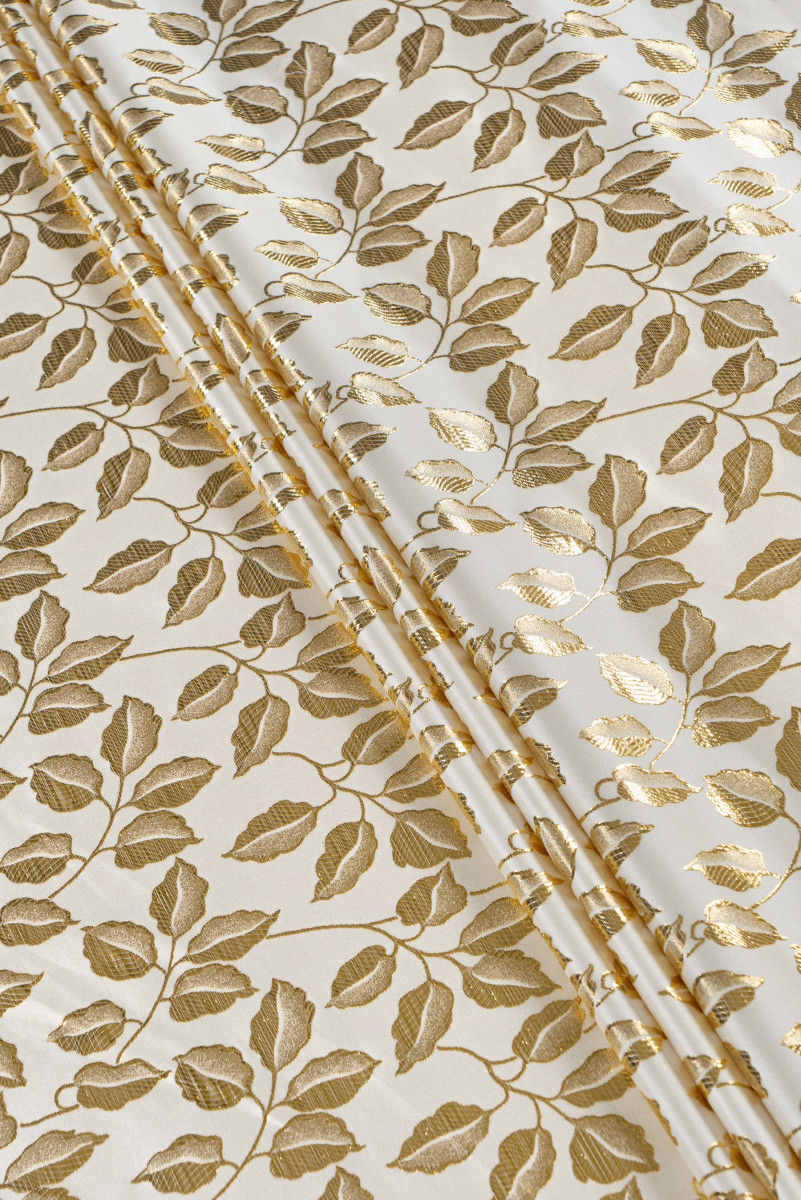 Жакардова тканина з золотими листочками