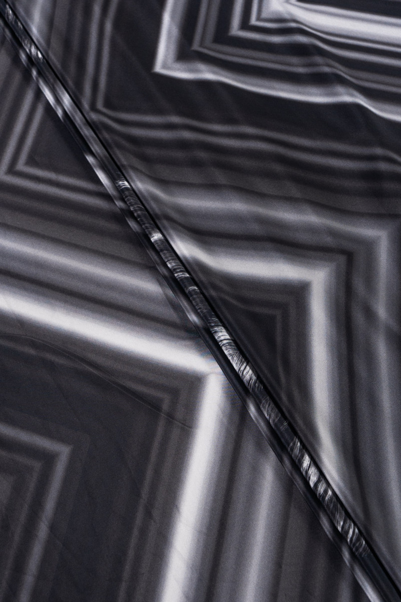 Cupón de crepe de seda gris-negro 125cm