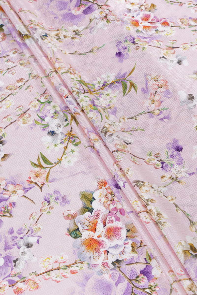Žakarda zīds ar ziediem - gaiši rozā