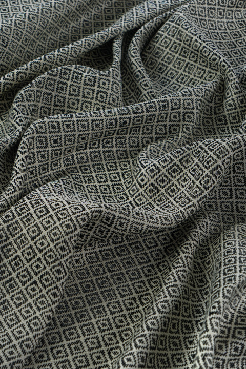 Jacquard in rhombuses with raffia