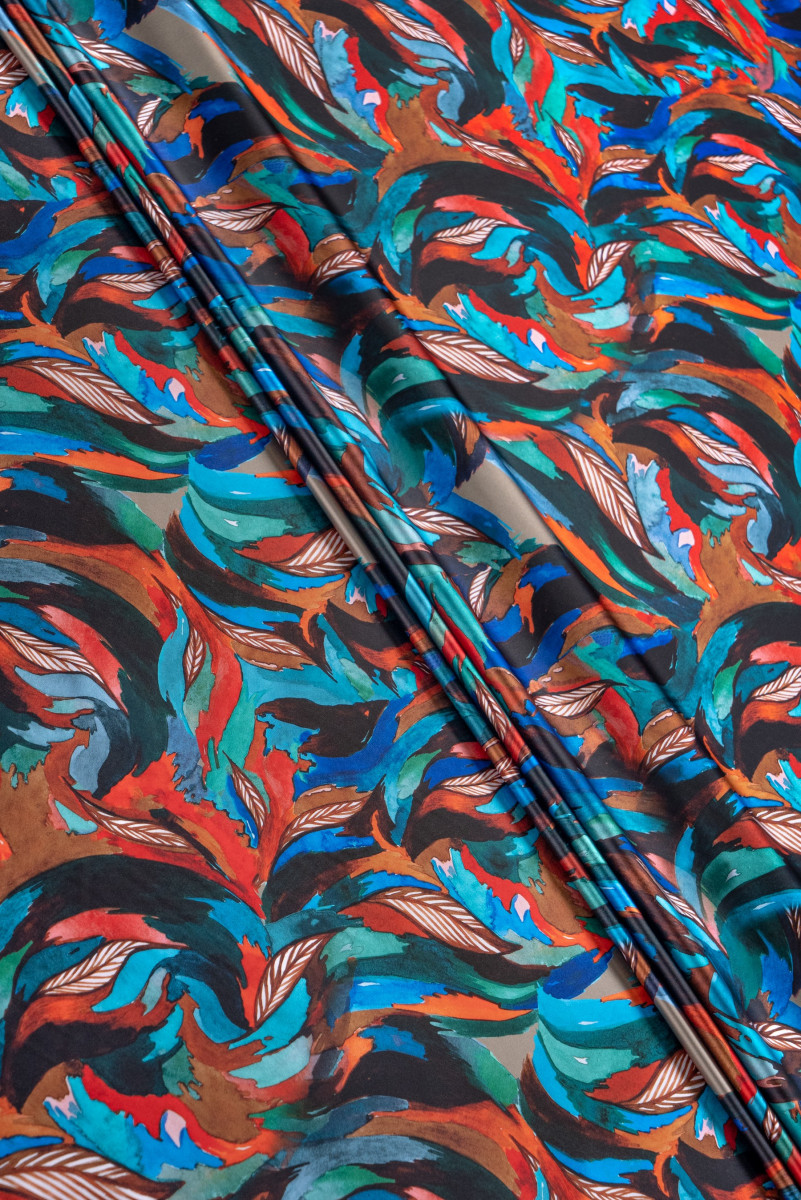 Polyester satin med farverige mønstre
