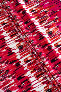 Poliestera sarža pinums ar krāsainiem rakstiem