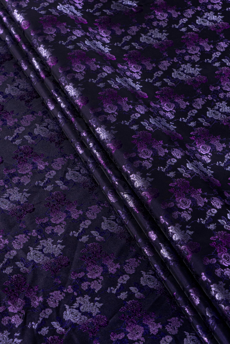 Jacquard nero con fiori viola