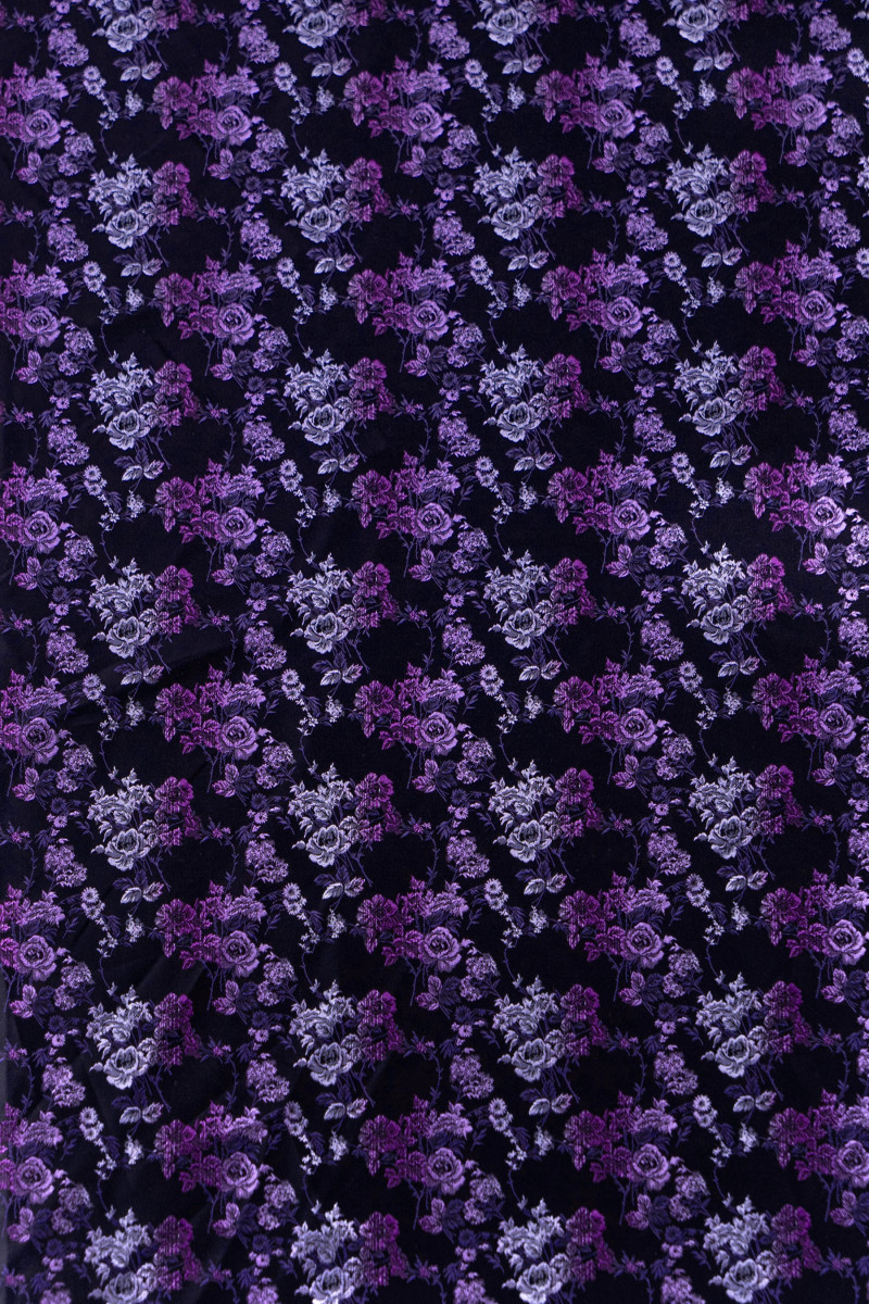 Jacquard noir à fleurs violettes