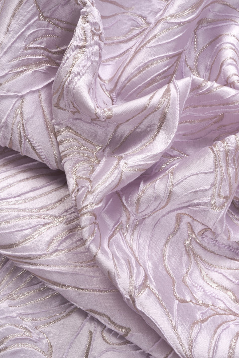 Jacquard suurte lilledega lilla-plaatina