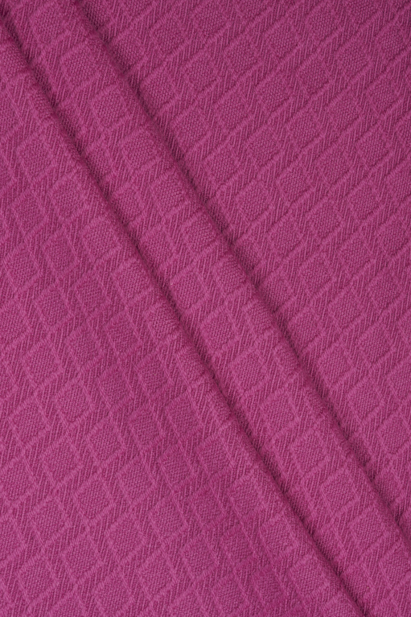 Růžový svetr s kosočtvercovým vzorem
