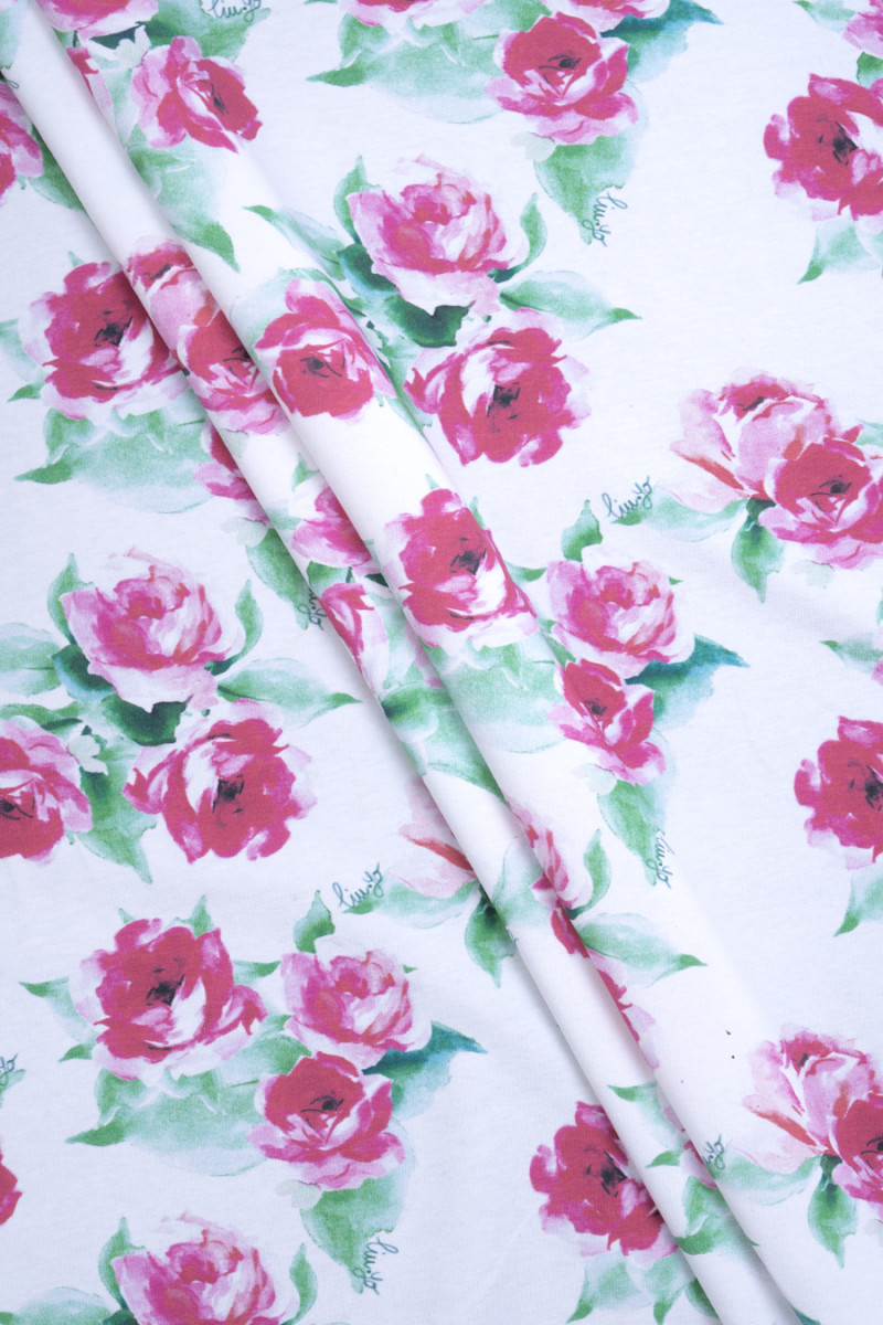 Țesătură tricotată din bumbac semnată cu trandafiri