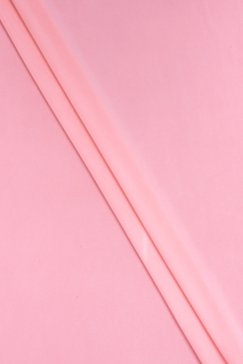 Rosa polyesterstickat tyg