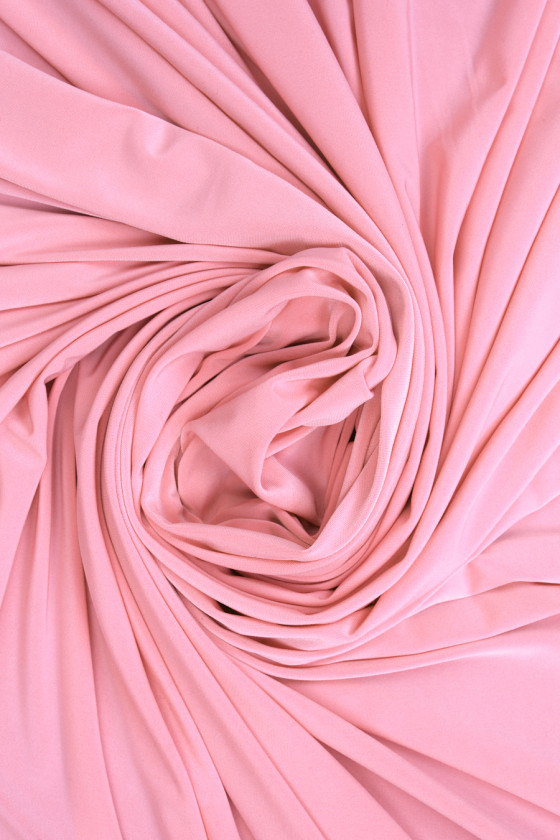 Rosa polyesterstickat tyg