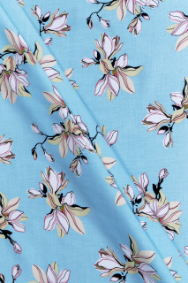Blauwe viscose met bloemen