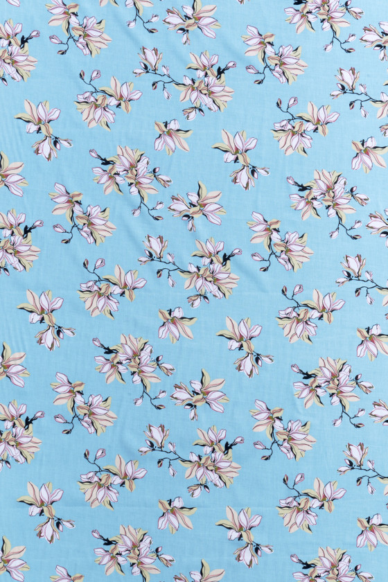 Blauwe viscose met bloemen