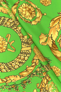 Satin de soie vert avec ornements