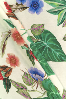 Viscosa con fiori e foglie