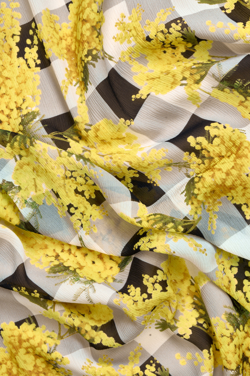 Chiffon di seta con fiori gialli