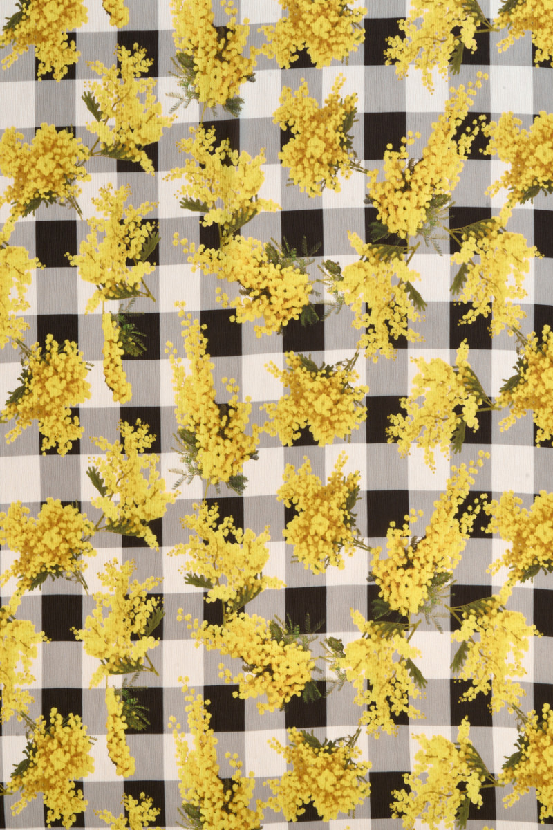 Chiffon di seta con fiori gialli