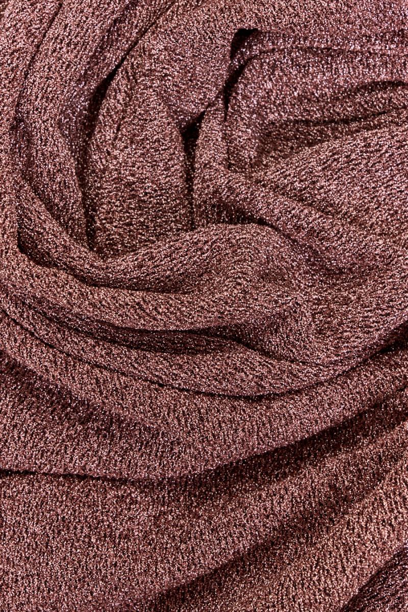 Tessuto a maglia rame con una goccia di rosa lucido