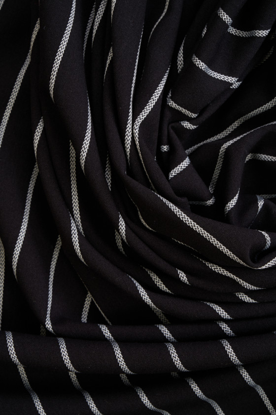 Gestreifte schwarze Polyviskose COUPON 135cm