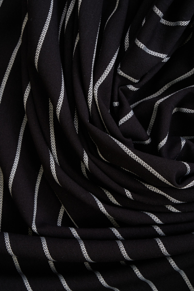 Gestreifte schwarze Polyviskose COUPON 135cm