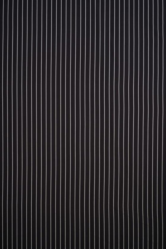 Čierny pruhovaný polyviskózový kupón 135cm