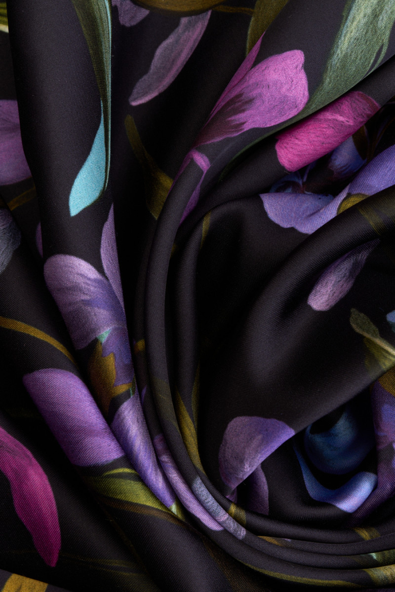 Satin de viscose à fleurs colorées
