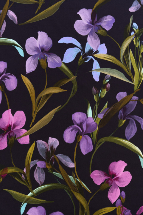 Viscose satijn met kleurrijke bloemen