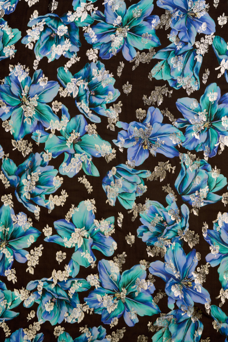 Chiffon di seta con fiori blu