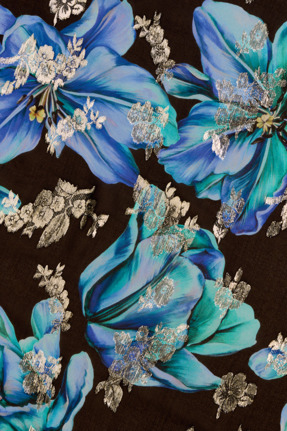 Chiffon di seta con fiori blu