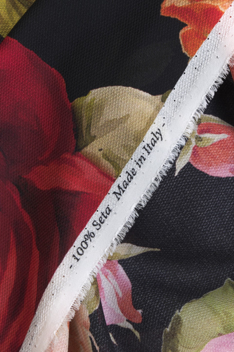 Seidenstoff mit großen Rosen