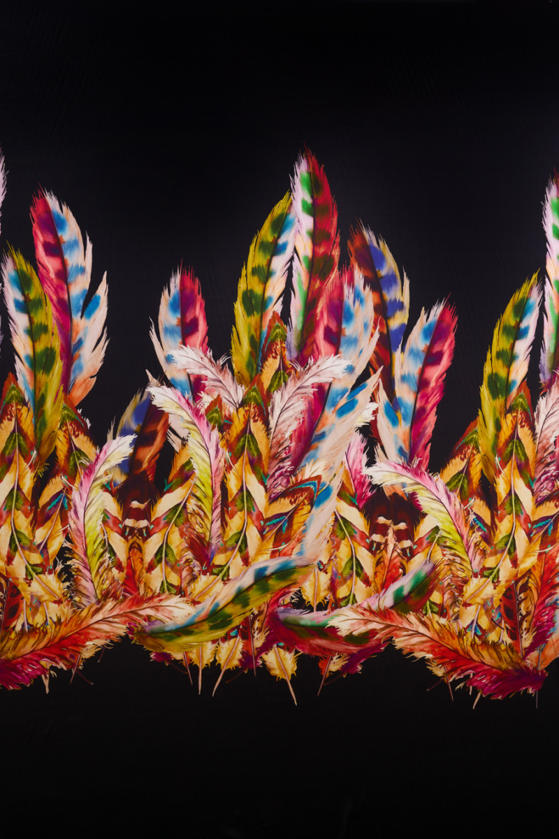 Satin de soie avec plumes colorées