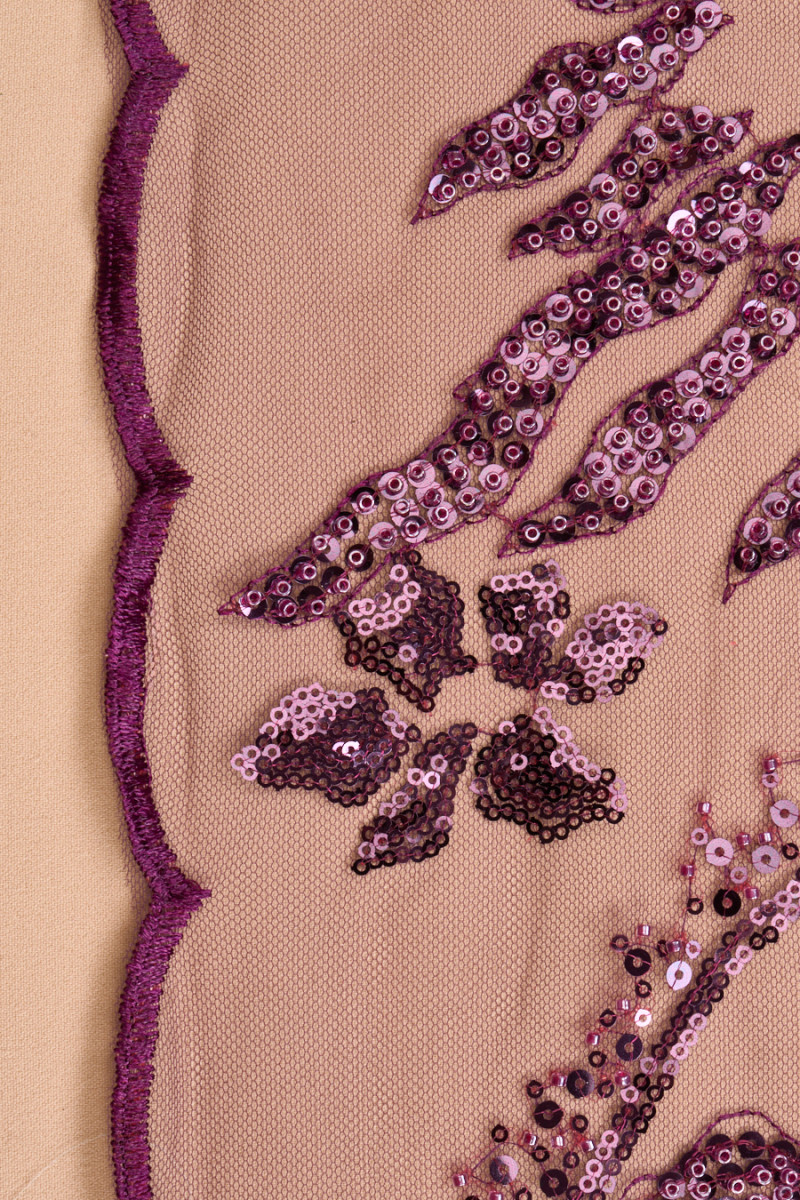 Tulle à sequins et perles violet et bordeaux