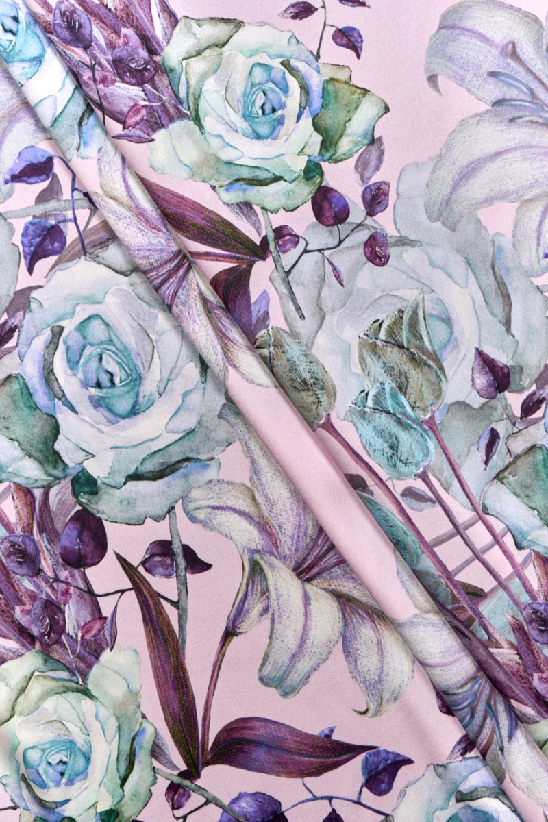 Seidensatin mit Rosen und Lilien COUPON 100 cm
