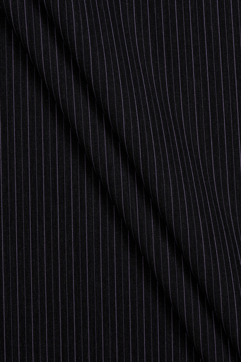 Костюмна тканина в фіолетову смужку
