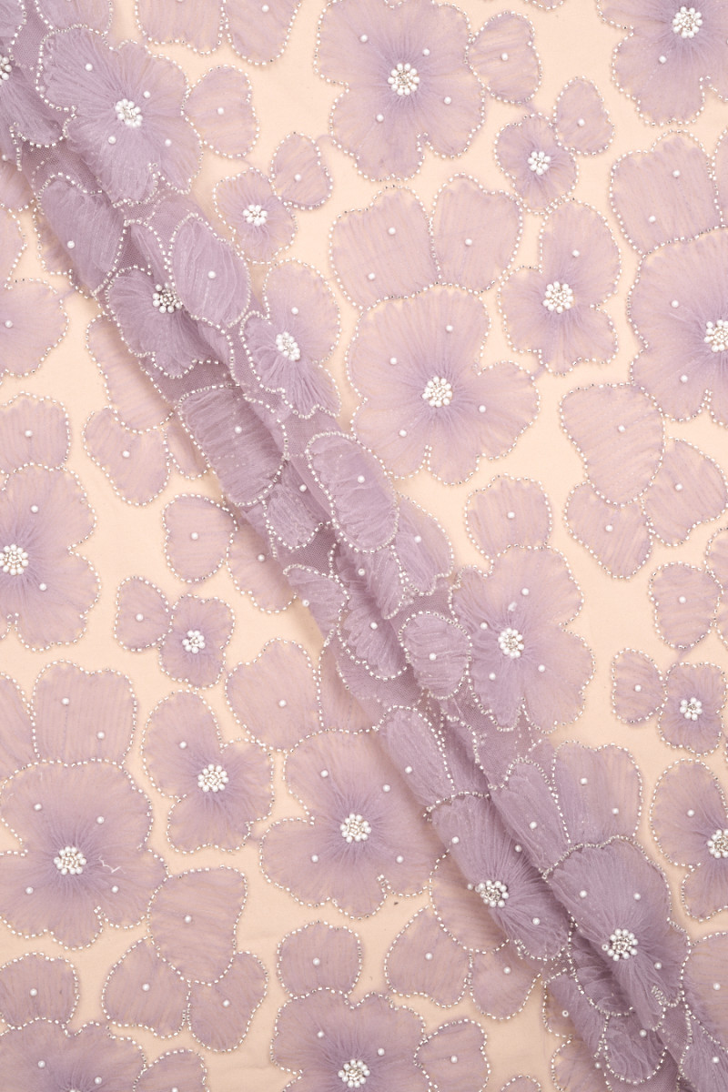 Tüll mit lila Blumen und Perlen COUPON 140 cm