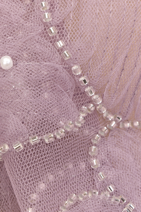 Tulle avec fleurs et perles lilas COUPON 140 cm