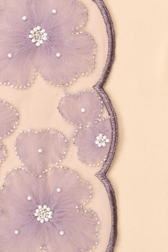 Tule met bloemen en kralen lila COUPON 140 cm