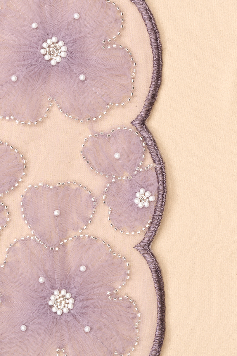 Tule met bloemen en kralen lila COUPON 140 cm