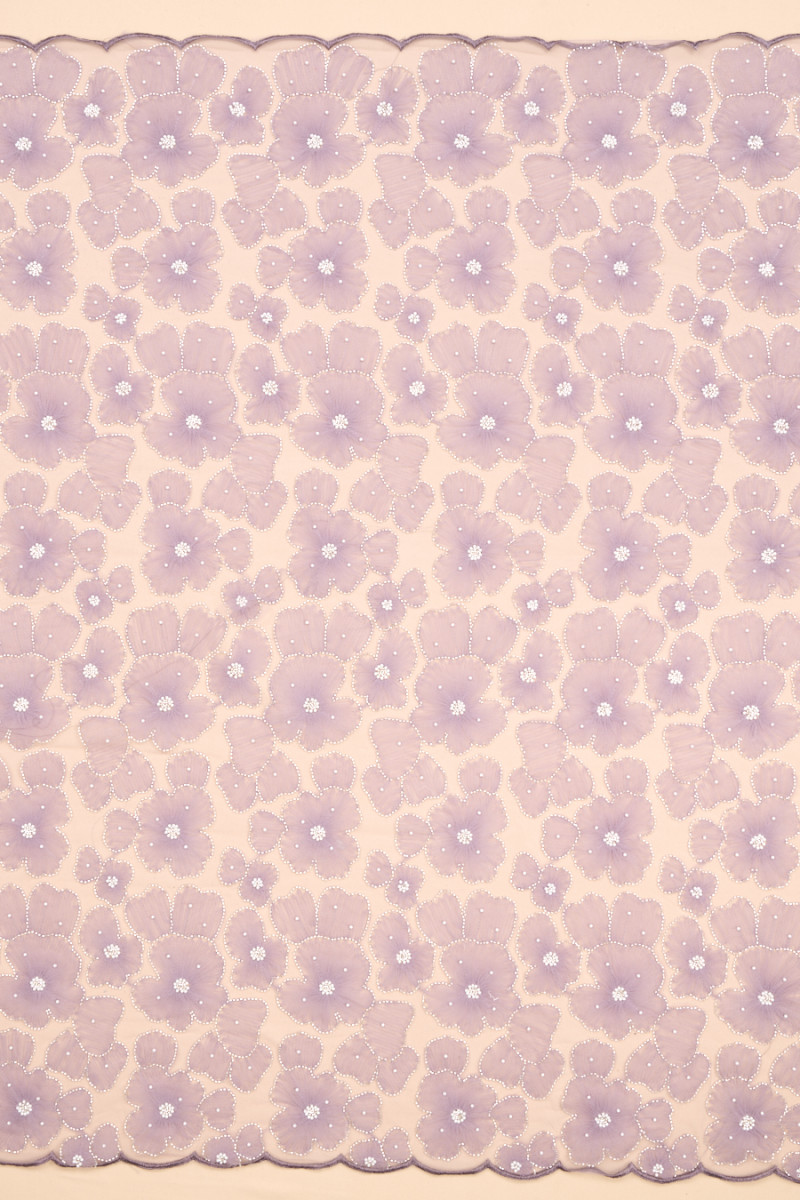 Tüll mit lila Blumen und Perlen COUPON 140 cm