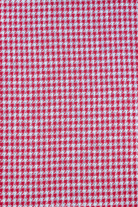 Tela roja Chanel con color crudo