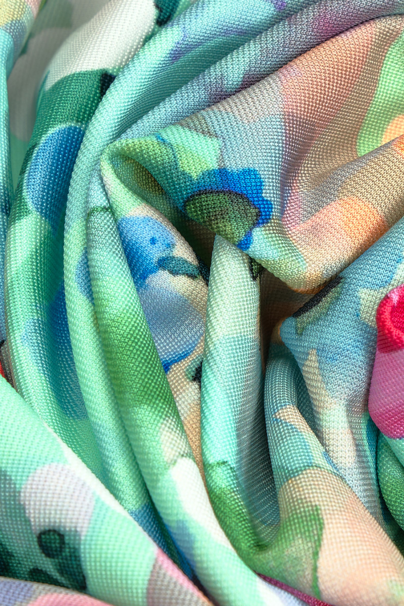 Tessuto a maglia di viscosa con fiori colorati