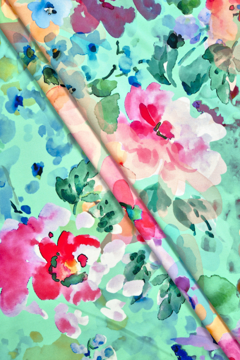 Tessuto a maglia di viscosa con fiori colorati