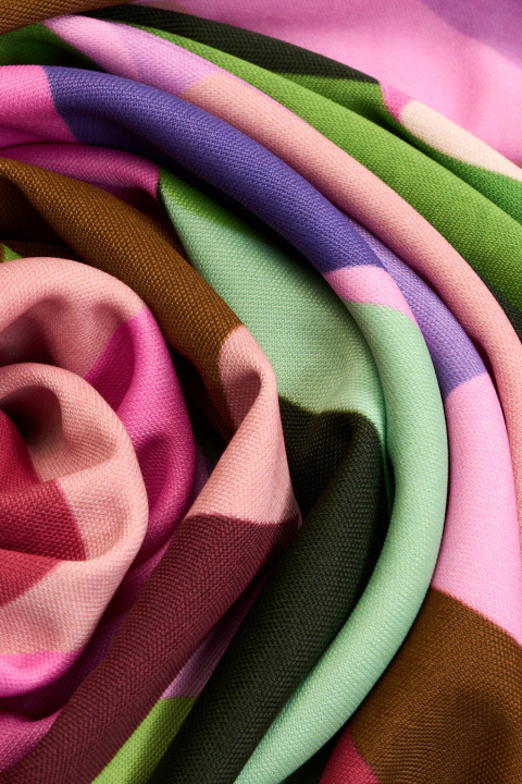 Viscose knitted fabric with colourful geometry