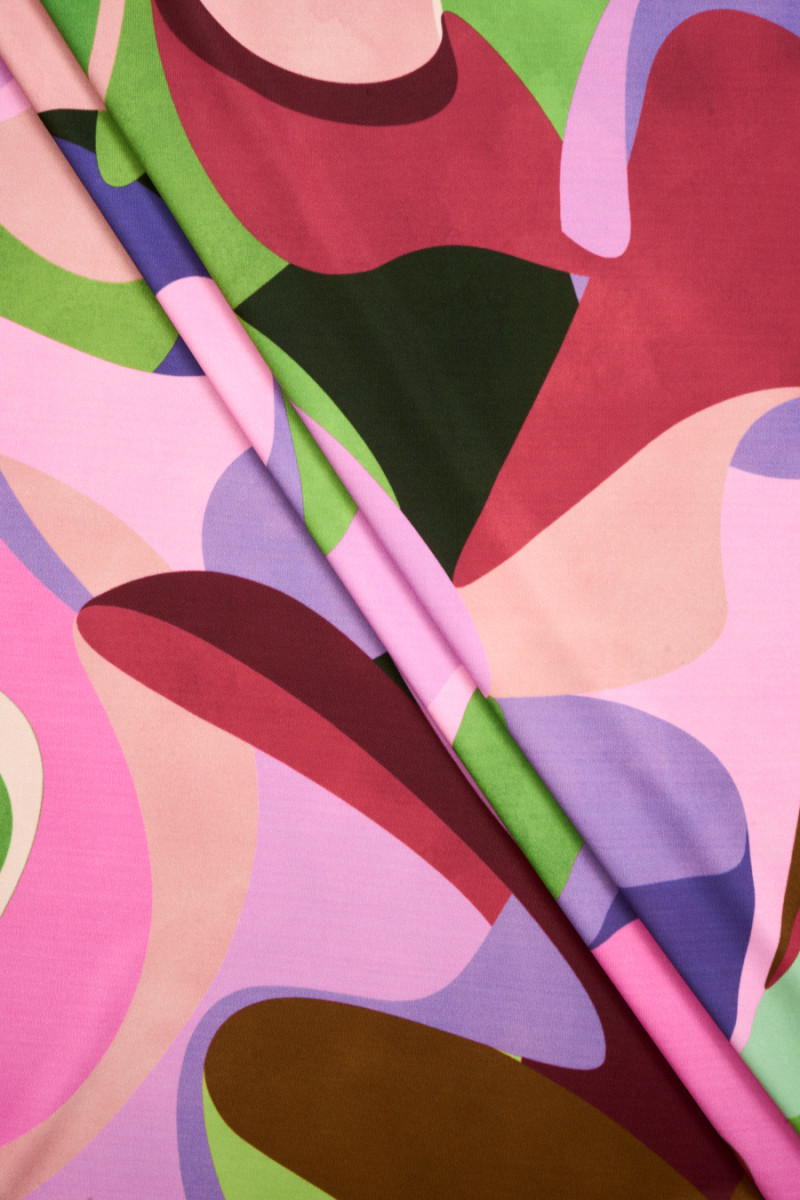 Viskosstickat tyg med färgglad geometri