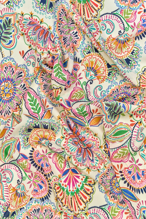 Viscose met folkloristische bloemen
