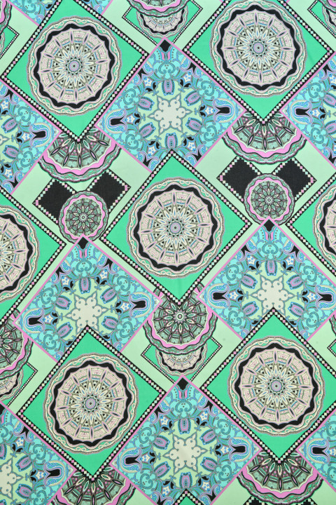 Jacquard-Seide mit orientalischer Geometrie