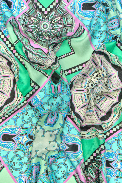 Jacquard-Seide mit orientalischer Geometrie