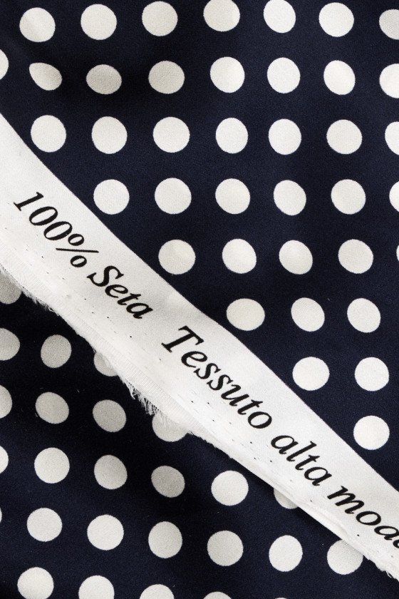 Mereväe sinine siidist satiin valgete polka täppidega