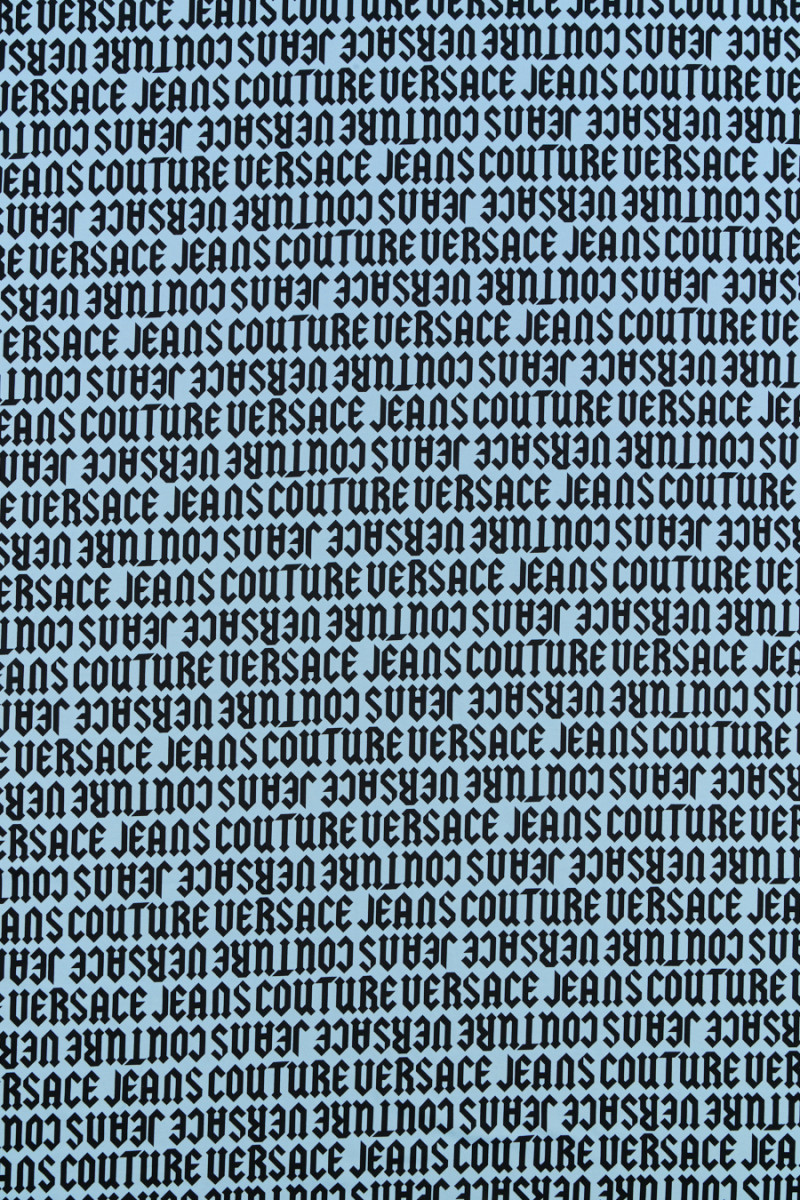 Sweatshirt-Stoff mit schwarzen Schriftzügen