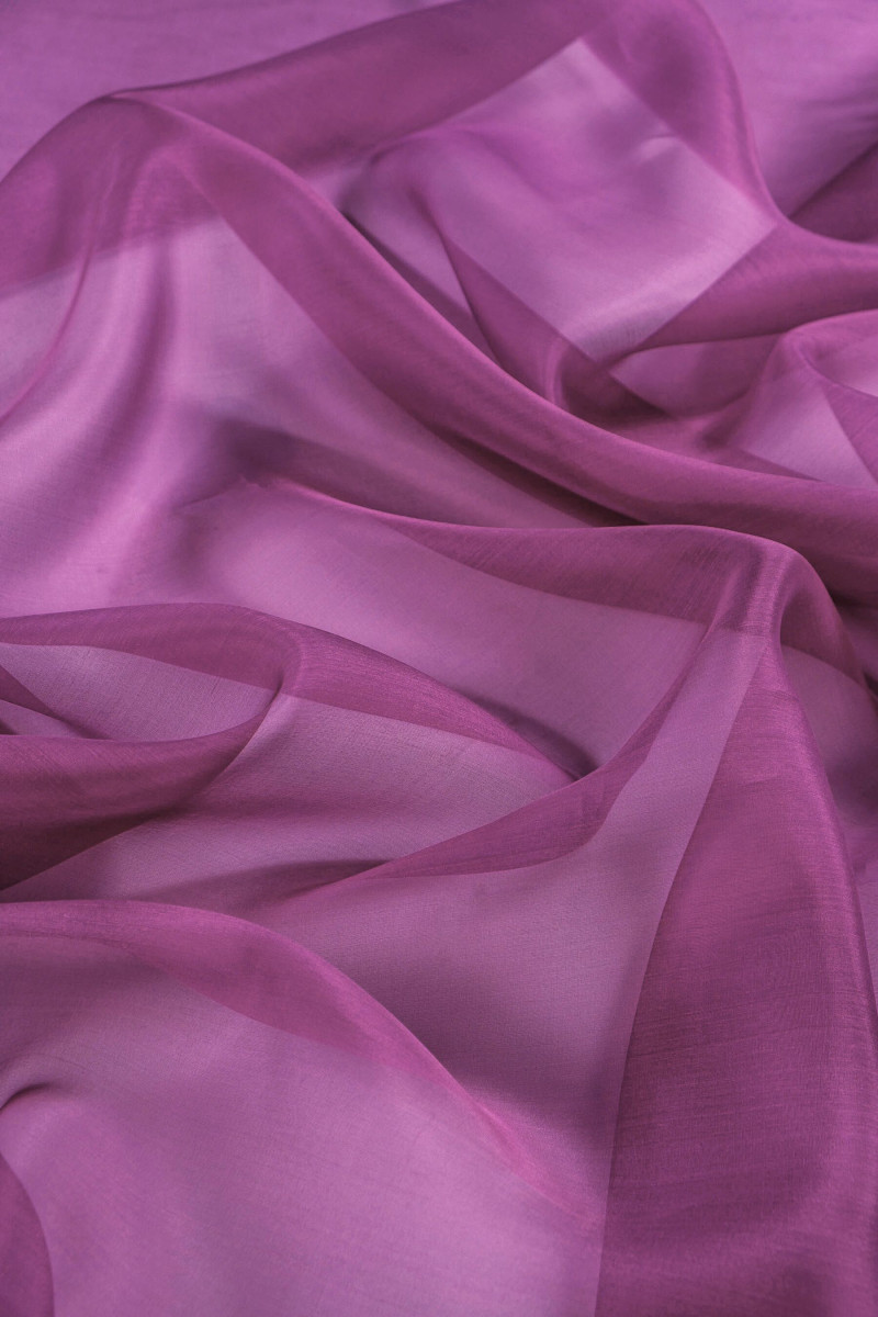 Organza de soie violet avec une goutte de fuchsia