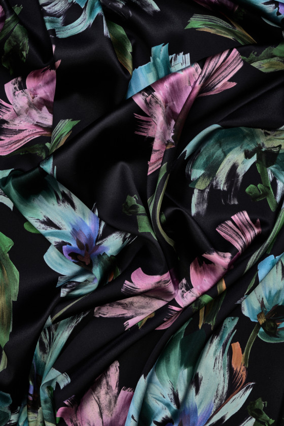 Zīda satīna krāsoti ziedi