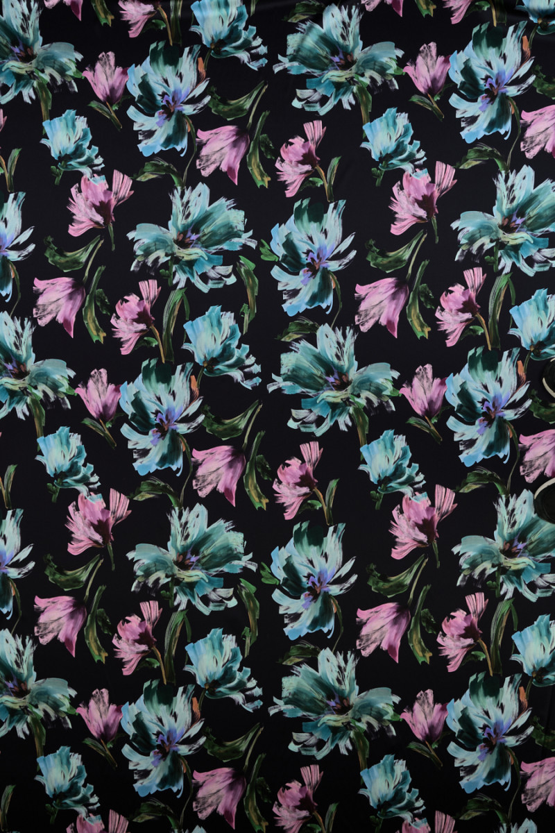 Zīda satīna krāsoti ziedi